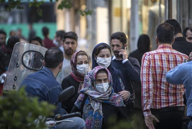 Người dân đeo khẩu trang nhằm ngăn chặn sự lây lan của dịch COVID-19 tại Tehran, Iran ngày 29/4/2020. Ảnh: THX/TTXVN