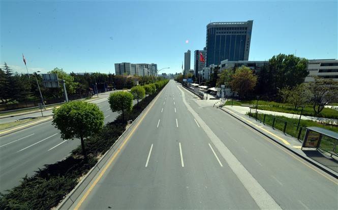 Cảnh vắng vẻ trên đường phố tại Ankara, Thổ Nhĩ Kỳ, ngày 9/5/2020 trong bối cảnh dịch COVID-19 lan rộng. Ảnh: THX/TTXVN