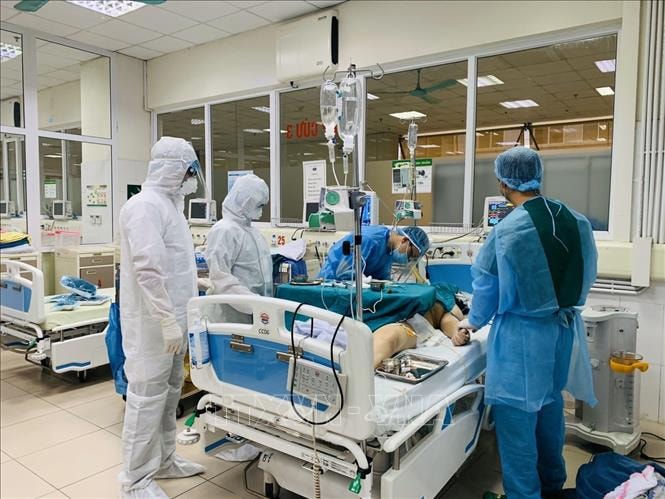 Thực hiện lọc máu liên tục (CVVH) cho một ca bệnh nặng tại Bệnh viện Bệnh Nhiệt đới Trung ương cơ sở 2. Ảnh: TTXVN phát