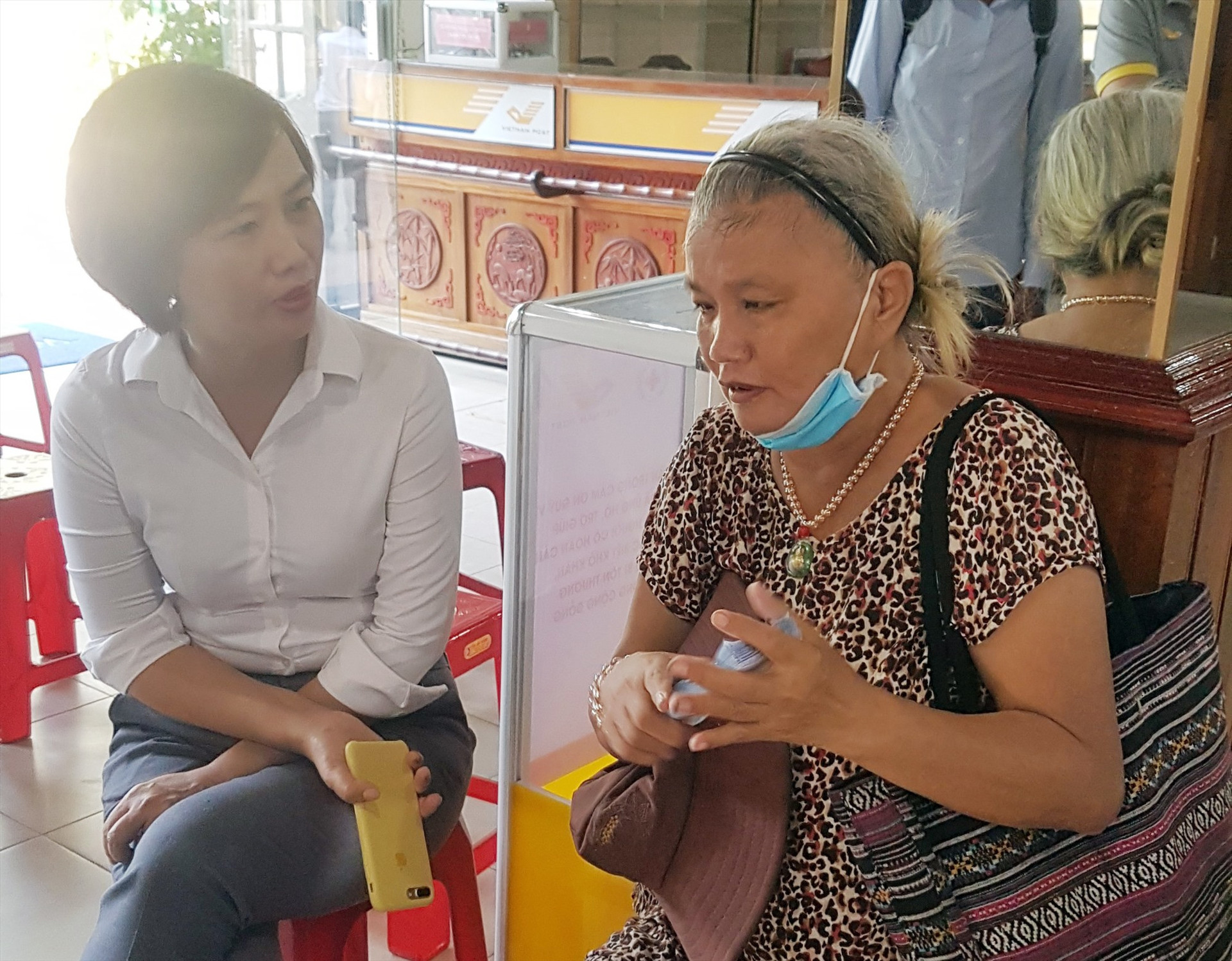 Bà Võ Thị Xuân Phong (bên phải) là người khiếm thị bán vé số mưu sinh được nhận hỗ trợ đợt đầu. Ảnh: D.L