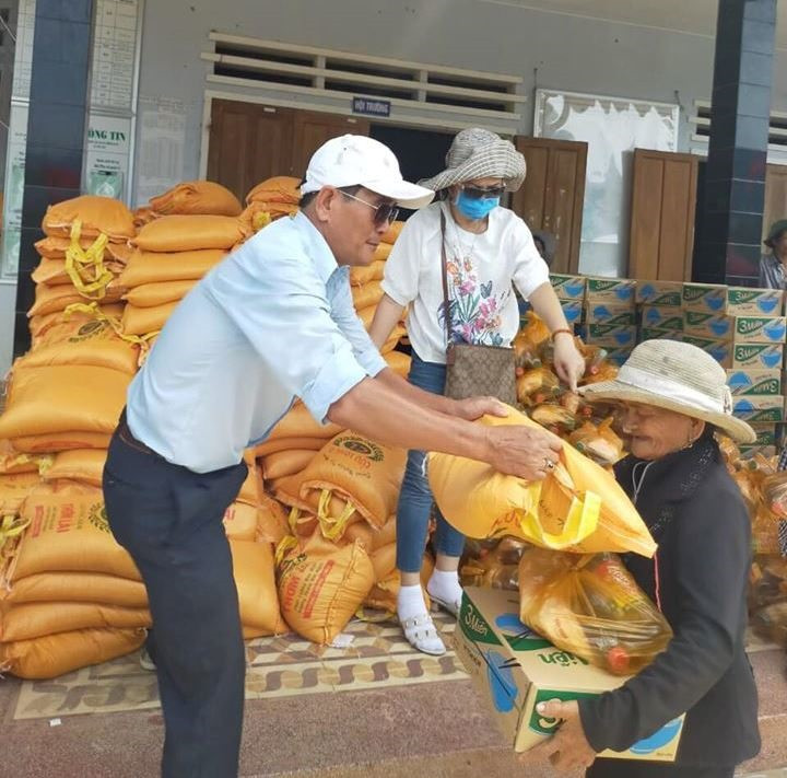 Hội Từ thiện Quảng Nam trao quà cho đồng bào khó khăn ở huyện miền núi Nam Trà My. Ảnh: Hội Từ thiện.