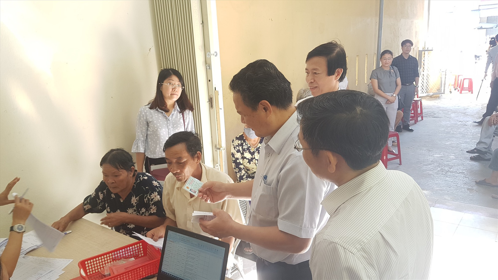 Thứ trưởng Lê Văn Thanh kiểm tra việc chi trả tại điểm chi trả của Bưu điện tại xã Tam Hiệp. Ảnh: D.L