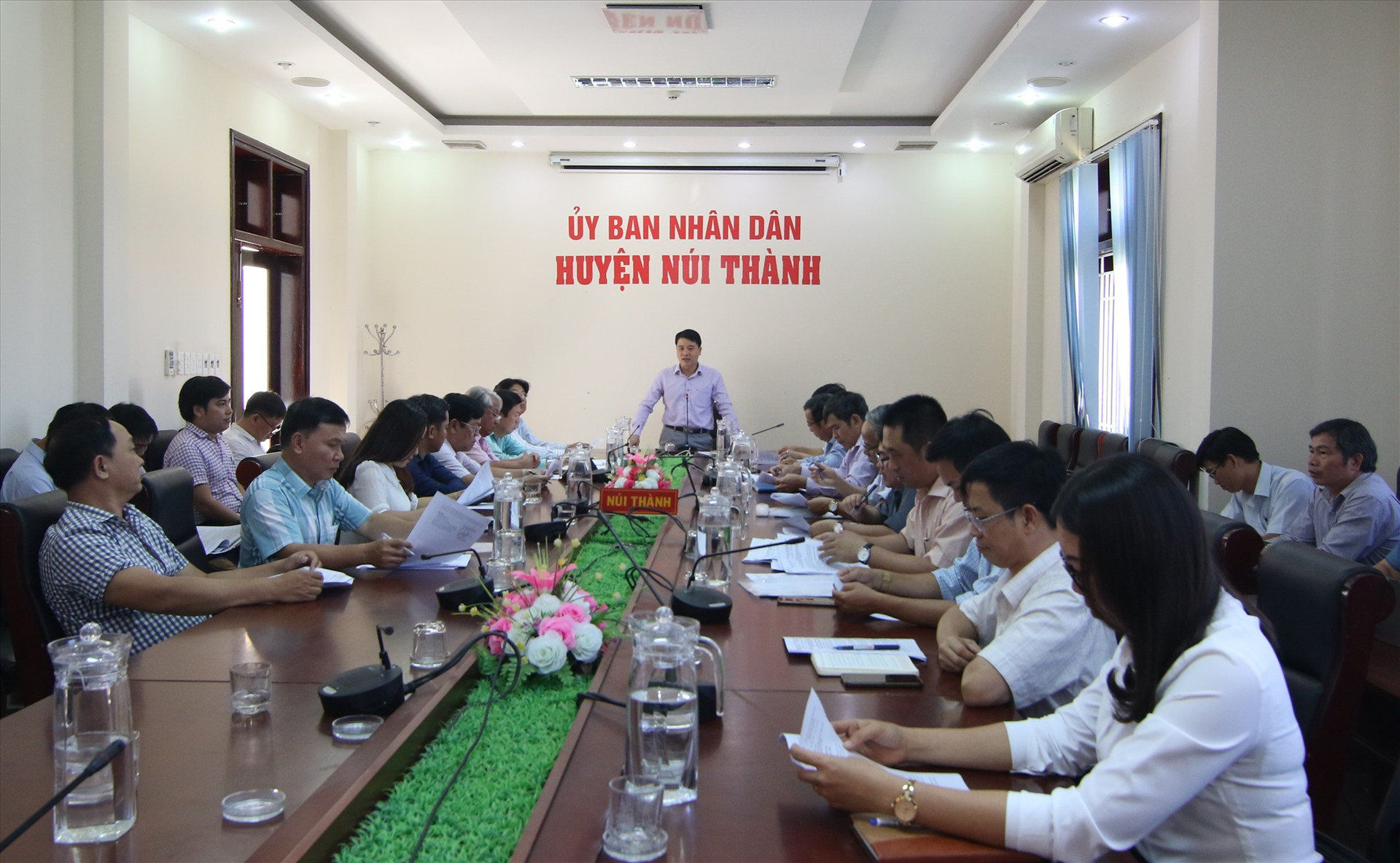 Phó Chủ tịch UBND tỉnh Trần Văn Tân chủ trì buổi làm việc với UBND huyện Núi Thành. Ảnh: C.A