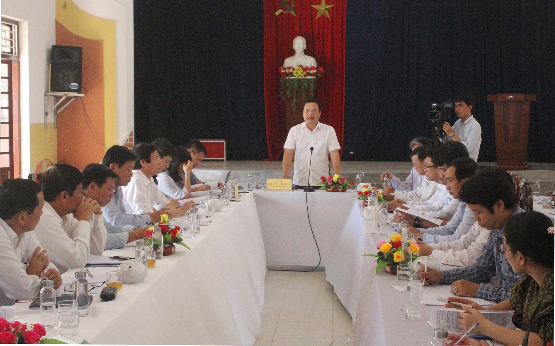 Thứ trưởng Bộ LĐ-TB&XH Lê Văn Thanh làm việc với xã Tam Thăng về triển khai hỗ trợ gói Covid-19. Ảnh: D.L