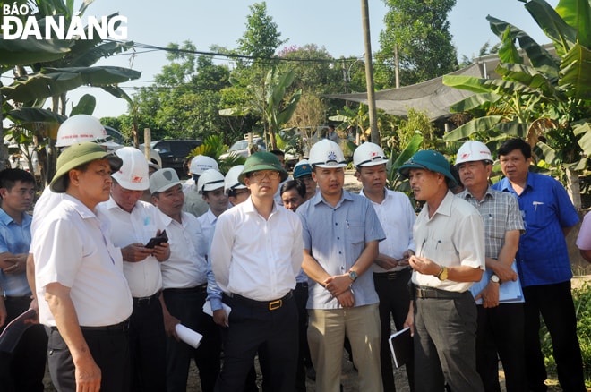 Phó Bí thư Thường trực Thành ủy Nguyễn Văn Quảng (hàng đầu, thứ ba, phải sang)kiểm tra thực tế dự án Tuyến đường vành đai phía tây đoạn từ quốc lộ 14B đến đường Hồ Chí Minh (giai đoạn1). Ảnh: THÀNH LÂN