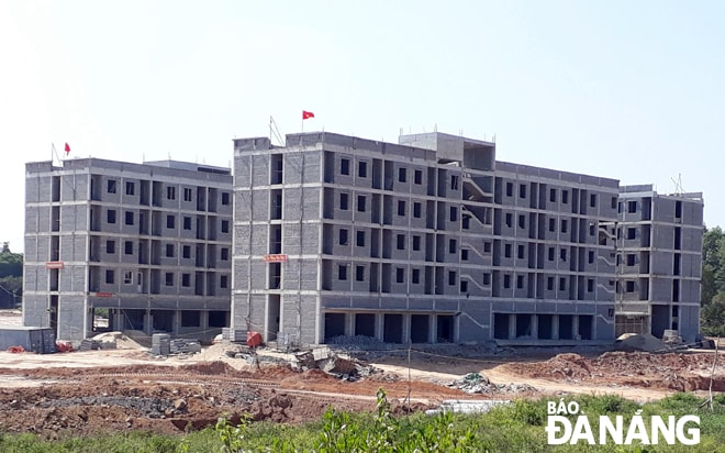Hàng loạt các dự án đầu tư công đã và đang được triển khai, góp phần tạo chuyển động tích cực trong hoạt động đầu tư xây dựng. TroNG ảNH: Dự án chung cư nhà ở xã hội dành cho công nhân Khu Công nghiệp Hòa Cầm đang được thi công hoàn thiện để đưa vào sử dụng. Ảnh: TRIỆU TÙNG