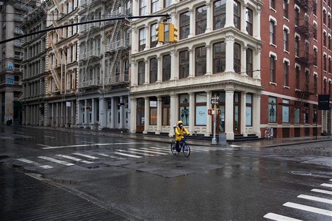 Các cửa hàng bán lẻ đóng cửa do dịch Covid-19 tại New York, Mỹ ngày 8-5-2020. Ảnh: THX/TTXVN
