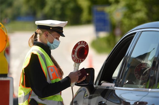 Cảnh sát Đức gác tại khu vực biên giới Áo và Đức ngày 7-5. Ảnh: AFP/TTXVN