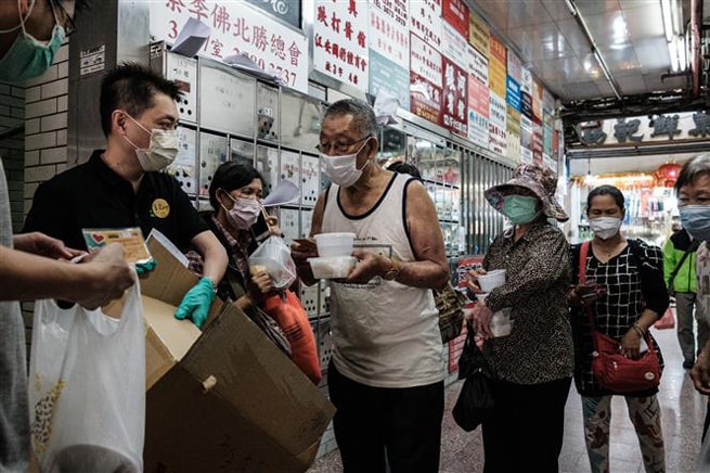 Người dân đeo khẩu trang phòng lây nhiễm Covid-19 tại Hong Kong, Trung Quốc. Ảnh: AFP/TTXVN