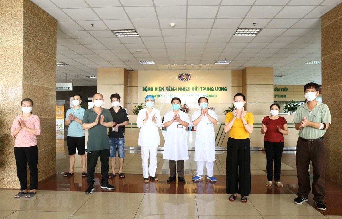 Các bệnh nhân Covid-19 được công bố khỏi bệnh ngày 11-5-2020 tại Bệnh viện Bệnh Nhiệt đới Trung ương. (Ảnh: Minh Quyết/TTXVN)
