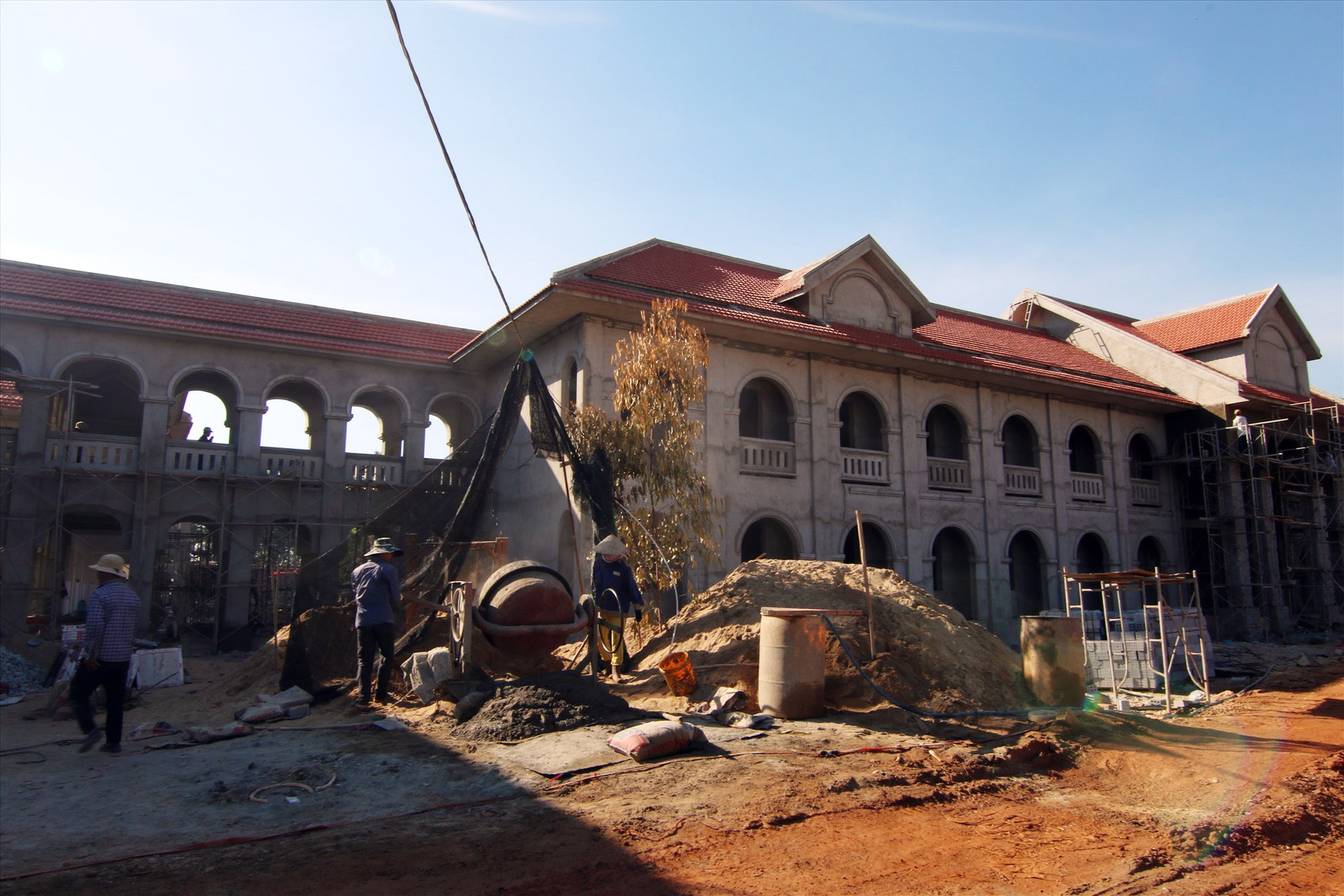 Công trình xây dựng Trường THPT Nguyễn Huệ (xã Tam Hiệp) hiện vẫn còn vướng mặt bằng gây ảnh hưởng đến tiến độ thi công. Ảnh: C.A