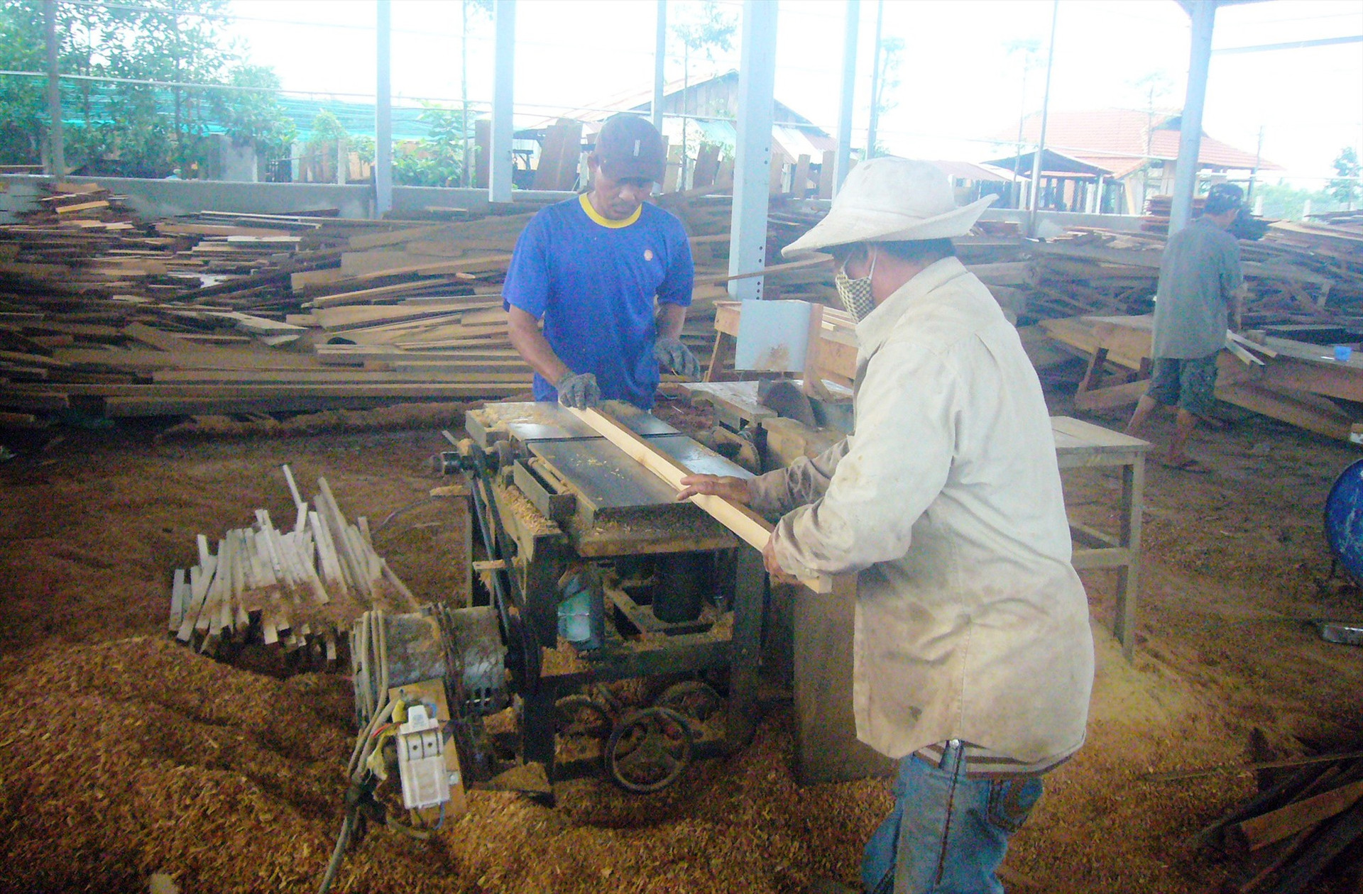 Các cơ sở chế biến gỗ, mộc ở khu dân cư được di dời vào Cụm công nghiệp Thanh Hà. Ảnh: Đ.H