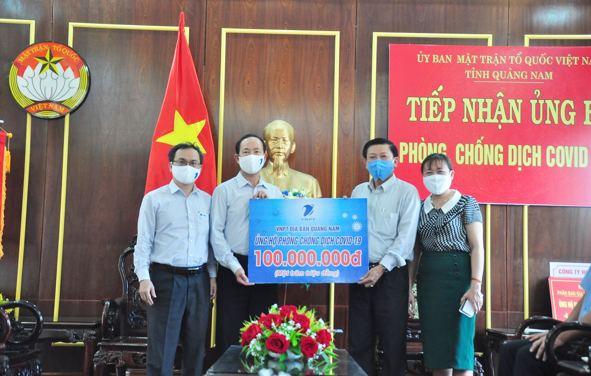 Thông qua kênh MTTQ Việt Nam tỉnh, VNPT Quảng Nam trao số tiền 100 triệu đồng ủng hộ công tác phòng chống dịch Covid-19. Ảnh: TRUNG LỘ