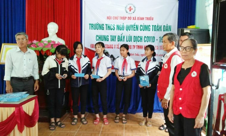 Hội CTĐ xã Bình Triều trao khẩu trang cho học sinh Trường THCS Ngô Quyền. Ảnh: G.B