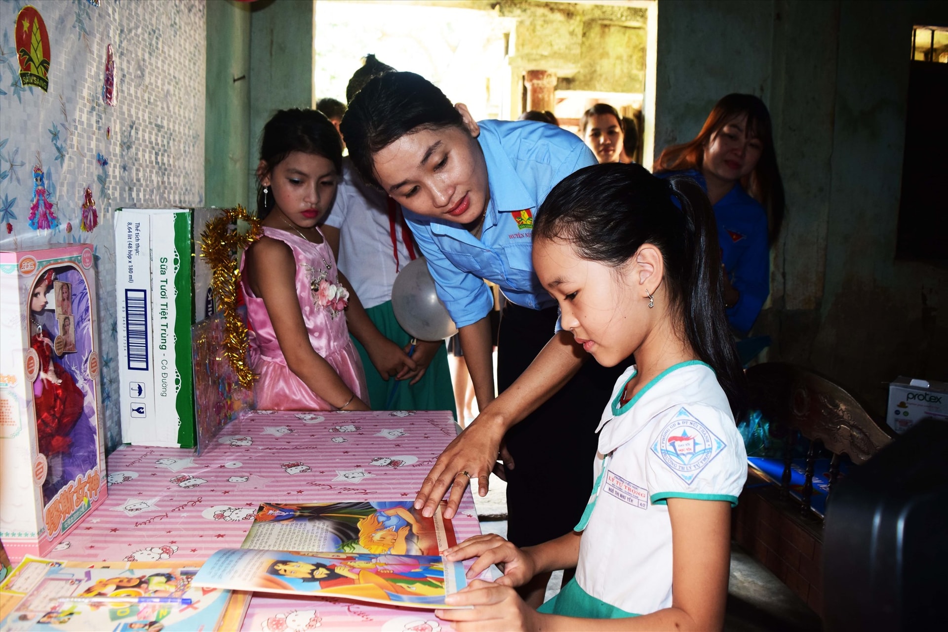 Em Ngô Thị Như Yến bên góc học tập mới do Hội đồng Đội huyện Núi Thành trao tặng. Ảnh: THÁI CƯỜNG