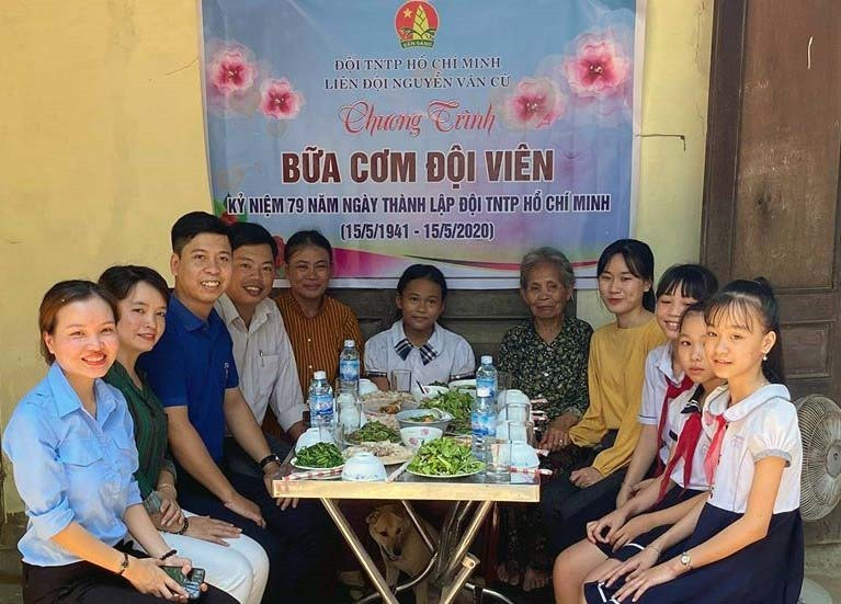 “Bữa cơm đội viên” được tổ chức tại gia đình em Lê Thị Yến (xã Điện Phương, thị xã Điện Bàn). Ảnh: CTV