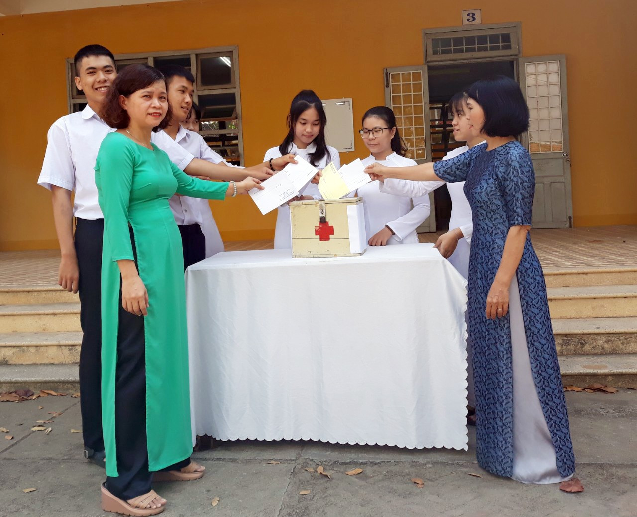 Giáo viên và học sinh Trường THPT Nguyễn Trãi ủng hộ quỹ chữ thập đỏ. Ảnh: C.N