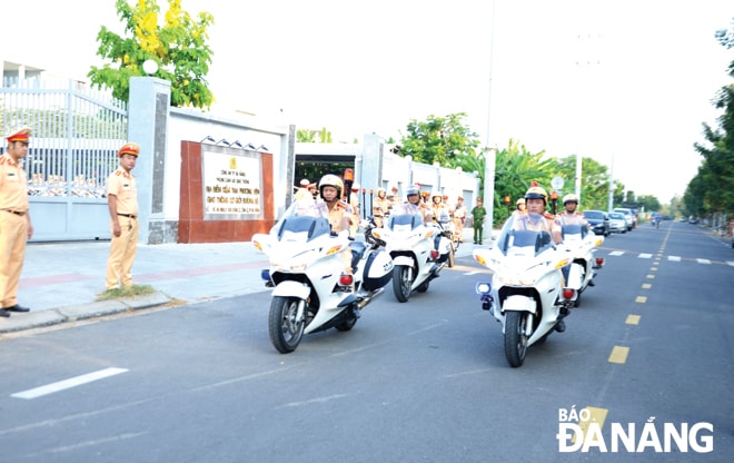 Cảnh sát giao thông Công an thành phố diễu hành ra quân tổng kiểm tra phương tiện giao thông cơ giới đường bộ. Ảnh: NGỌC PHÚ