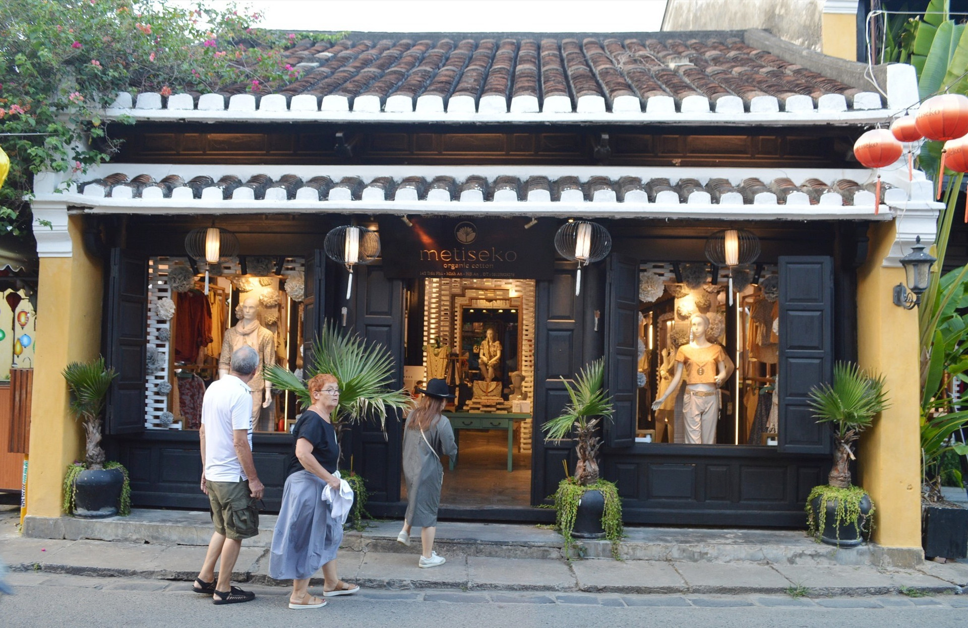 Khách nước ngoài ghé một shop thời trang trên đường Trần Phú