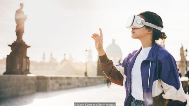 Công nghệ thực tế ảo VR trở thành một xu hướng du lịch được quan tâm bậc nhất trong thời dịch bệnh hiện nay. Ảnh: GETTYIMAGES