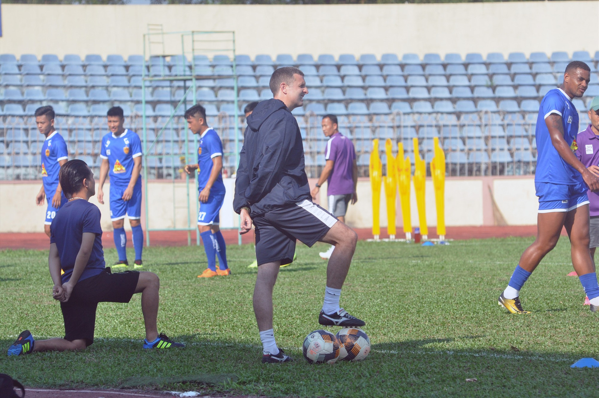 HLV thể lực Philip Neiland quan sát các cầu thủ Quảng Nam tập luyện. Ảnh:T.V