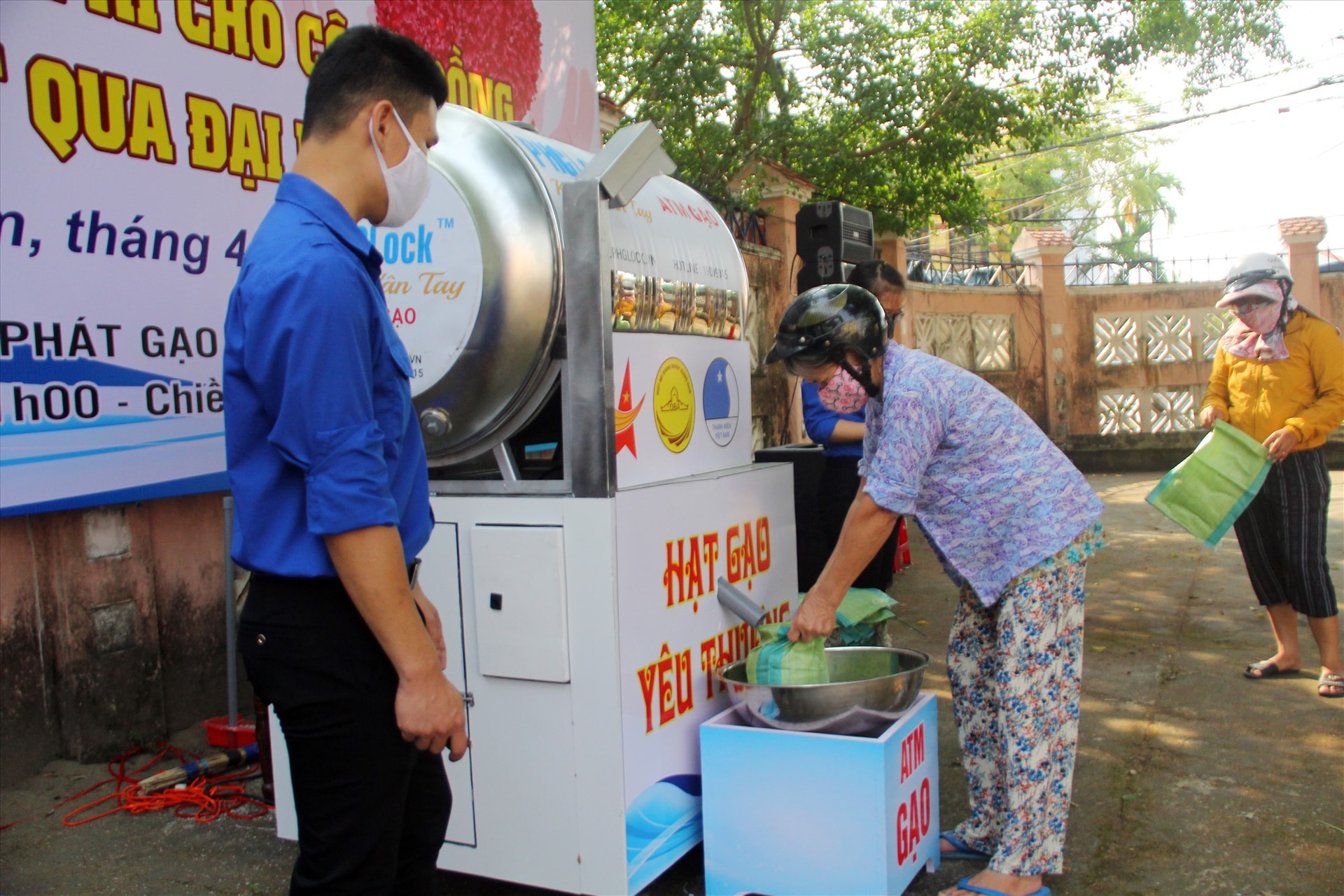 ATM gạo ở Quảng Nam - một cách chia sẻ nhân văn. Ảnh: THÀNH CÔNG