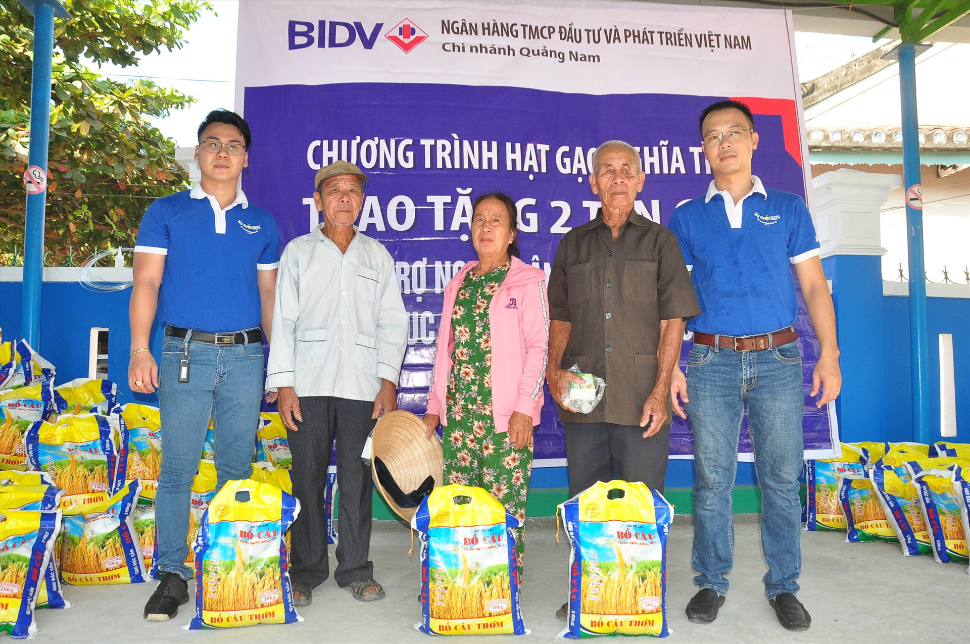 Tại chương trình, Đoàn thanh niên Ngân hàng BIDV Quảng Nam tặng mỗi người dân 10kg gạo. Ảnh: VINH ANH
