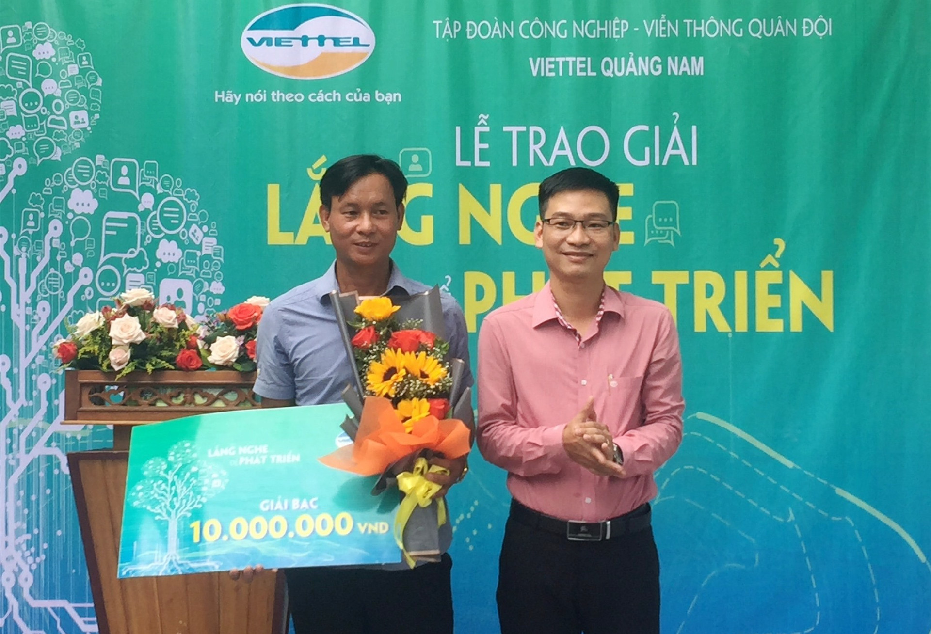 Khách hàng Trần Văn Hùng nhận giải Bạc với giá trị 10 triệu đồng từ chương trình. Ảnh: V.A