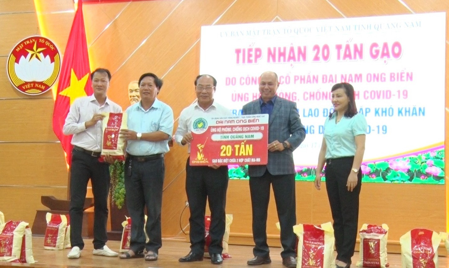Tập đoàn Sản xuất nông nghiệp - thực phẩm công nghệ cao Đại Nam Ong Biển trao tặng Quảng Nam 20 tấn gạo. Ảnh: Đ.ĐẠO