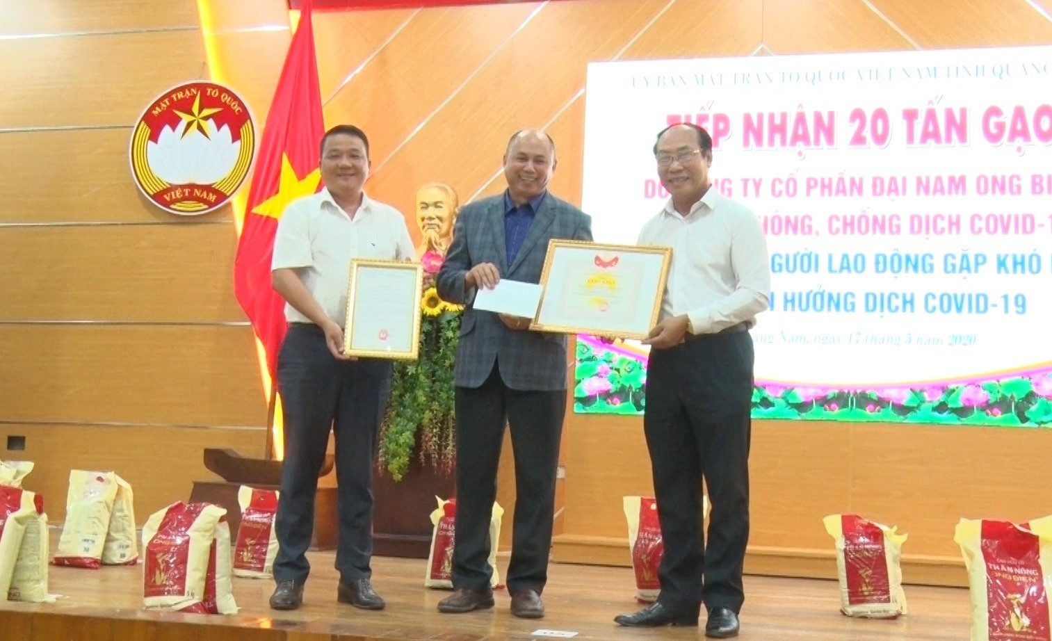 Chủ tịch Ủy ban MTTQ Việt Nam tỉnh Võ Xuân Ca tặng bằng khen Tập đoàn Sản xuất nông nghiệp - thực phẩm công nghệ cao Đại Nam Ong Biển. Ảnh: Đ.ĐẠO