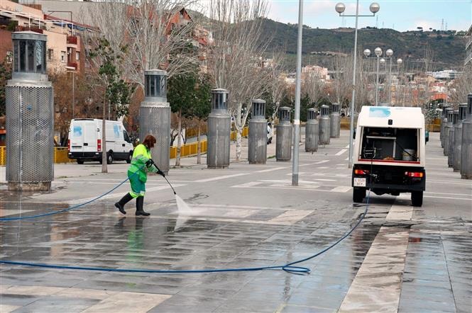 Phun thuốc khử trùng nhằm ngăn chặn sự lây lan của Covid-19 tại Barcelona, Tây Ban Nha, ngày 15-5-2020. Ảnh: THX- TTXVN