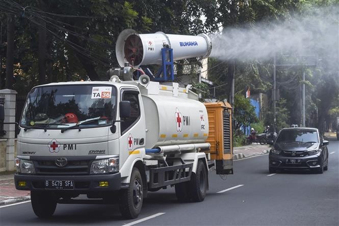 Phun thuốc khử trùng nhằm ngăn chặn sự lây lan của Covid-19 tại Jakarta, Indonesia ngày 15-5-2020. Ảnh: THX- TTXVN