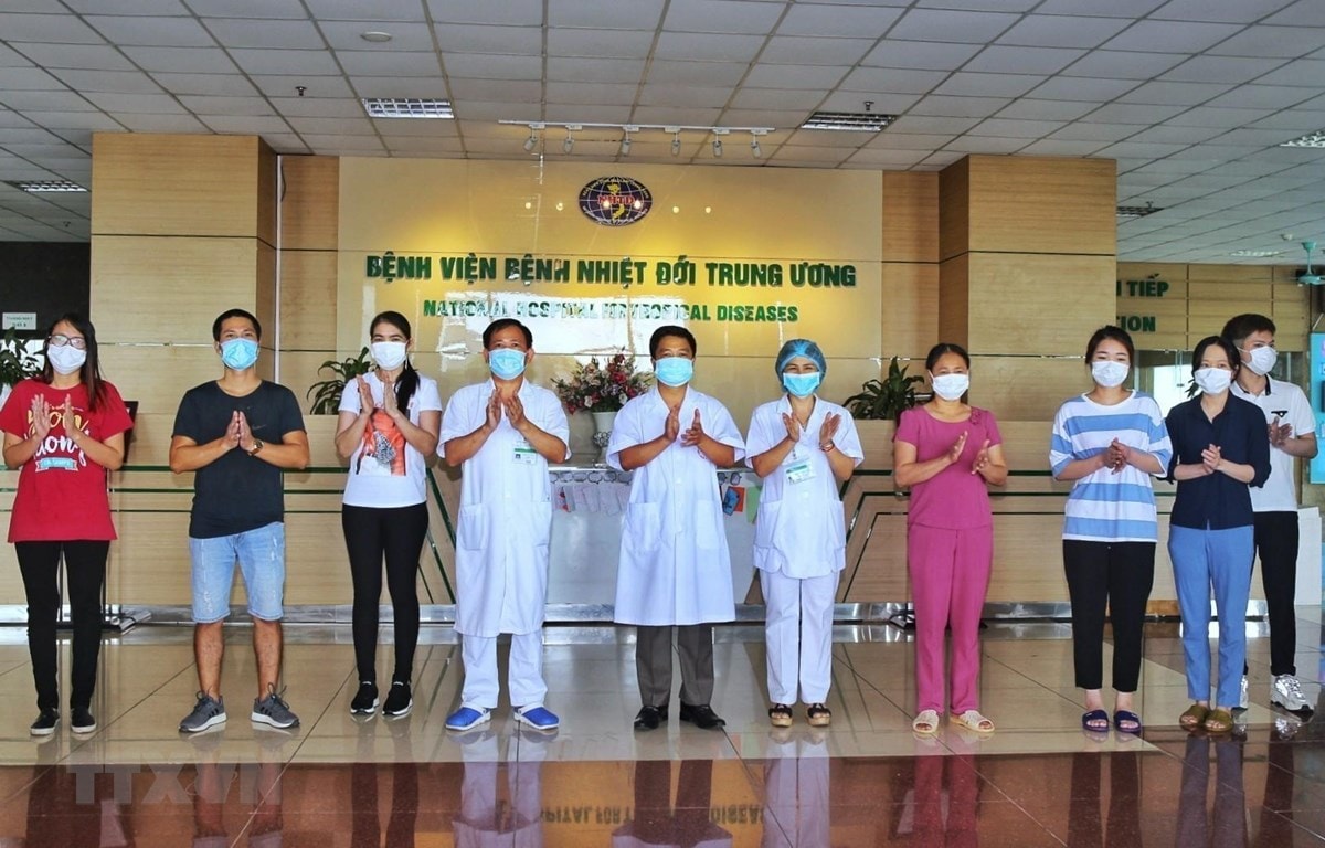 Các bác sỹ Bệnh viện Bệnh Nhiệt đới Trung ương chúc mừng bệnh nhân được công bố khỏi bệnh ngày 14-5. (Ảnh: Danh Lam-TTXVN)