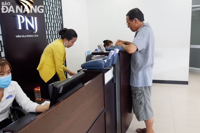 Giá vàng tăng vượt ngưỡng 49 triệu đồng/lượng, người dân bán nhiều hơn mua. Trong ảnh: Người dân bán vàng tại Cửa hàng PNJ (70 Trần Phú, quận Hải Châu). Ảnh: M.QUẾ