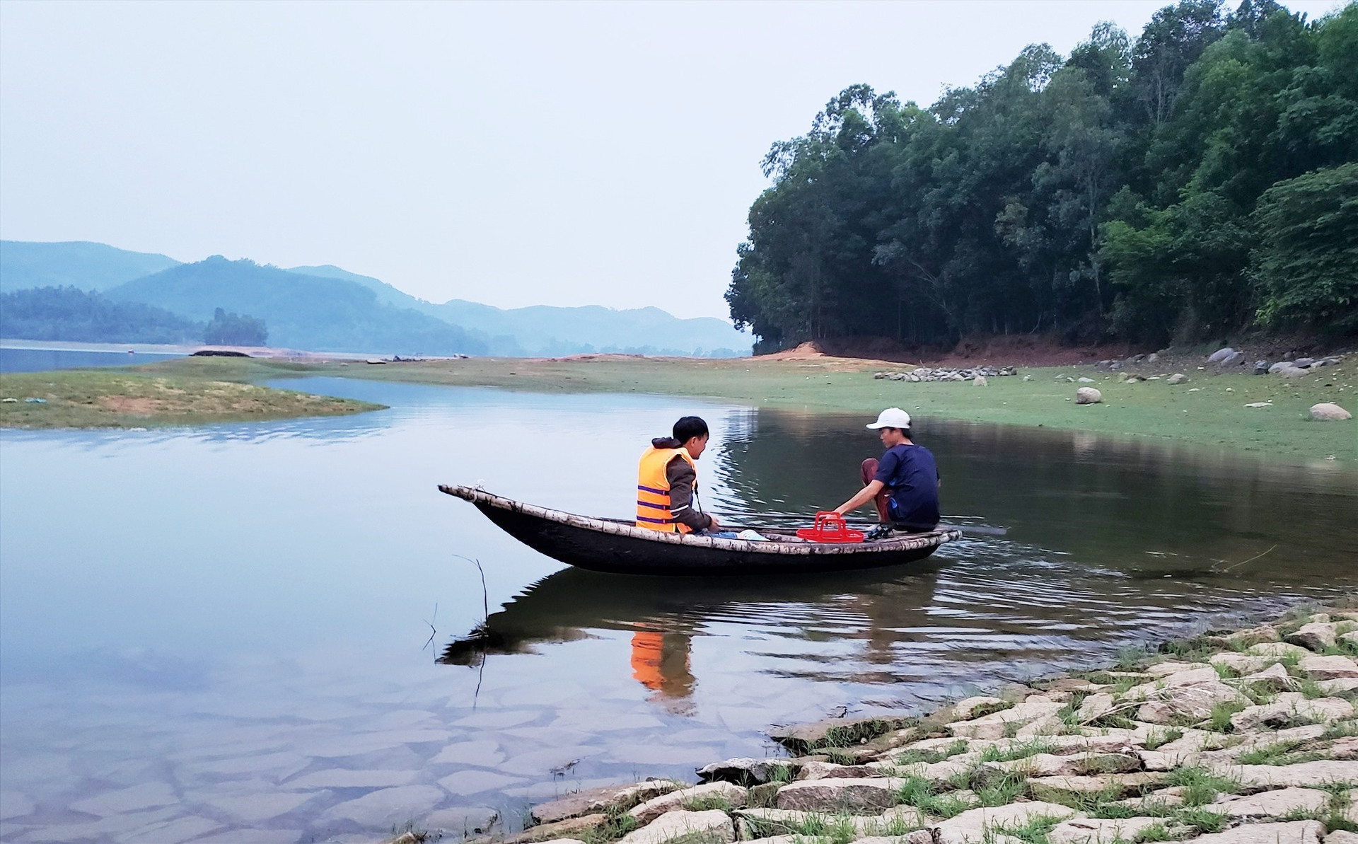 Người dân thả lưới bắt cá bống ở hồ Phú Ninh. Ảnh: THANH THẮNG