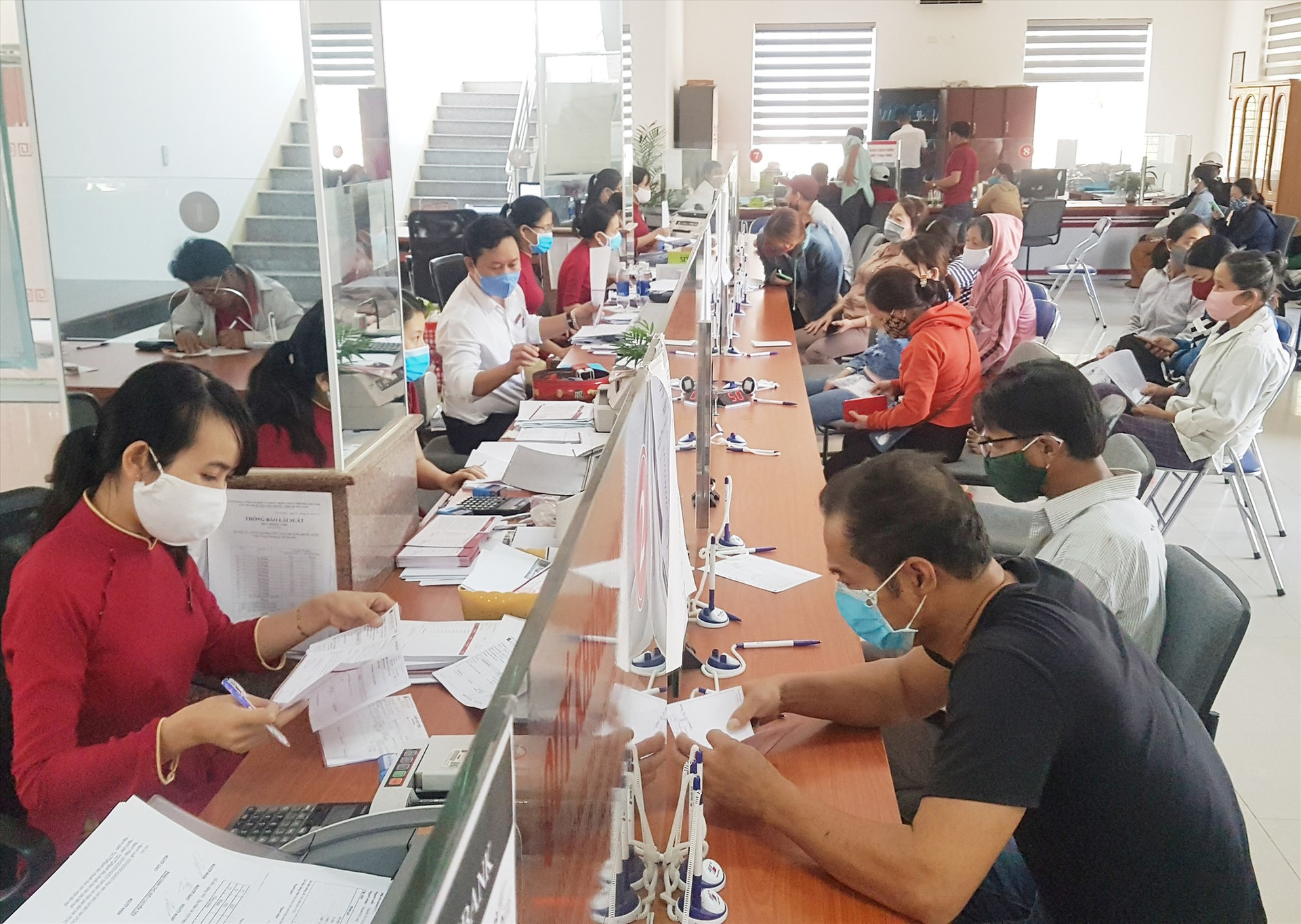 Trong công việc hàng ngày, cán bộ chi nhánh Ngân hàng NN&PTNT huyện Tiên Phước phải xác định vì nhân dân phục vụ. Ảnh: D.L