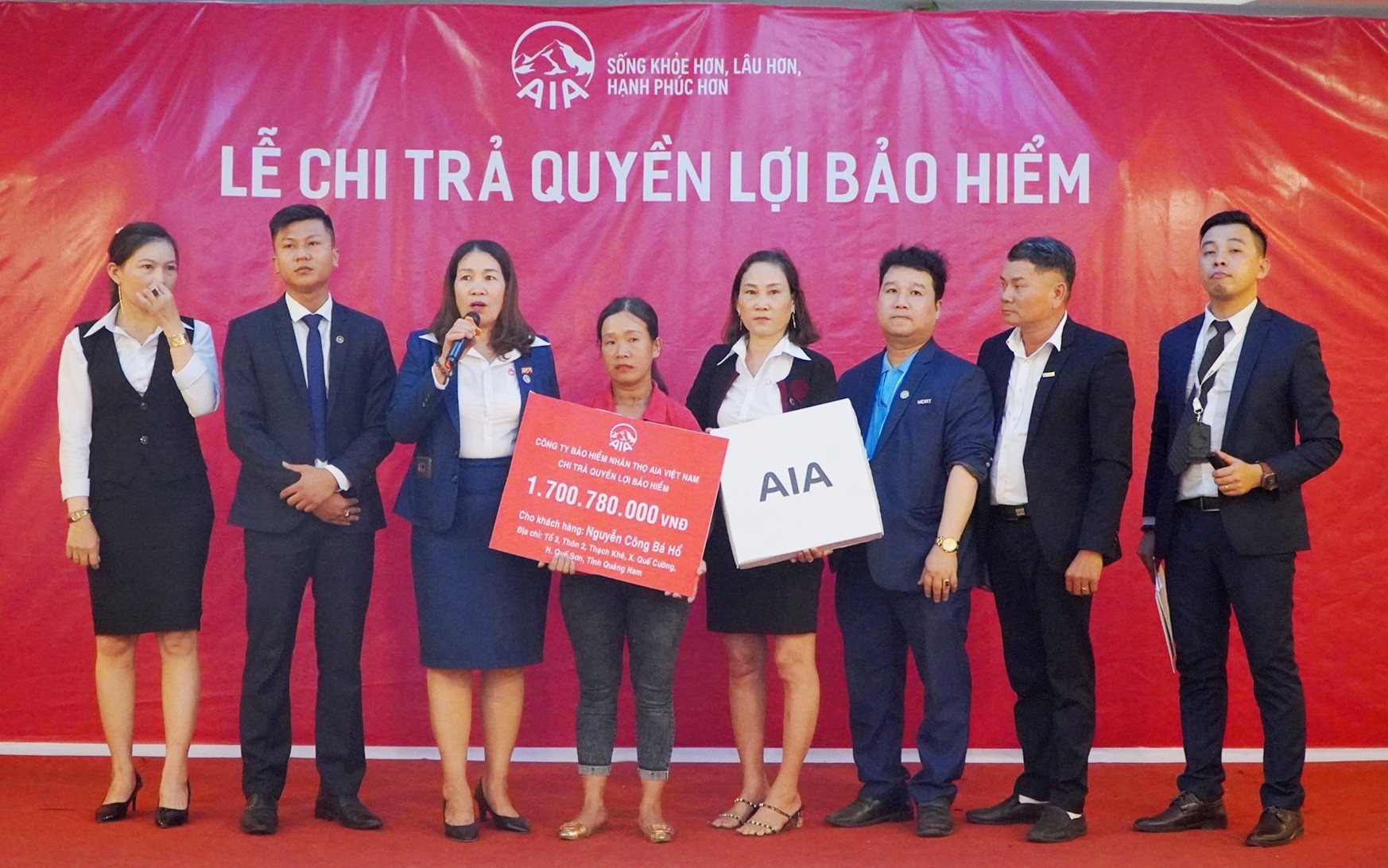 AIA Việt Nam chi trả quyền lợi bảo hiểm cho người thân của người gặp nạn.