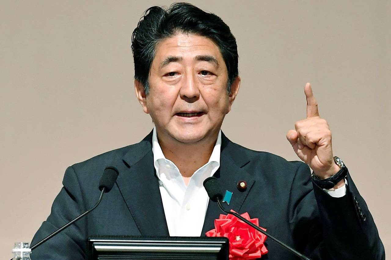 Thủ tướng Nhật Bản Abe Shinzo vừa tung gói cứu trợ kinh tế lớn nhất trong lịch sử nước này. Ảnh: Reuters