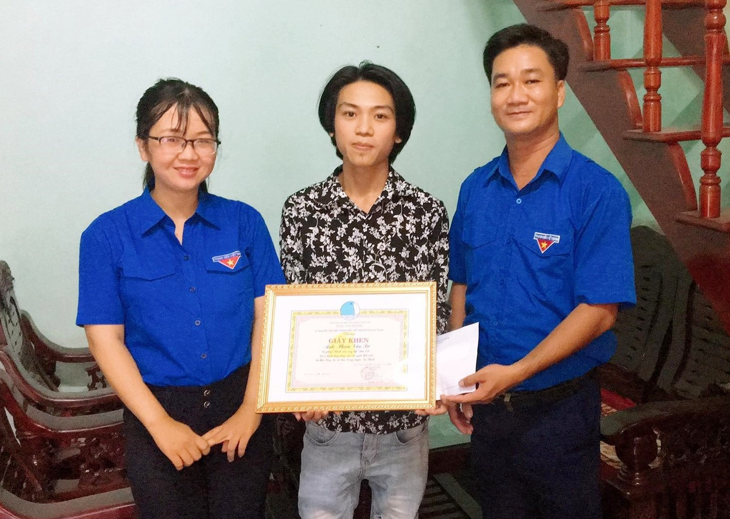 Hội LHTN Việt Nam huyện Núi Thành đã trao tặng bằng khen “Gương Thanh niên sống đẹp” cho anh Phạm Văn Sự. Ảnh: THÁI CƯỜNG