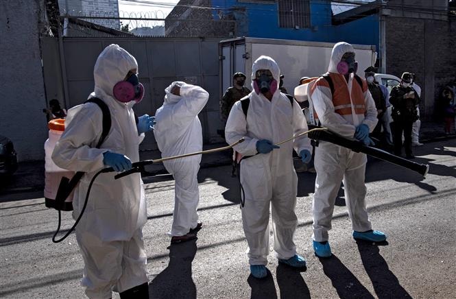 Phun thuốc khử trùng nhằm ngăn chặn sự lây lan của COVID-19 tại Santiago, Chile ngày 16/5/2020. Ảnh: AFP/ TTXVN