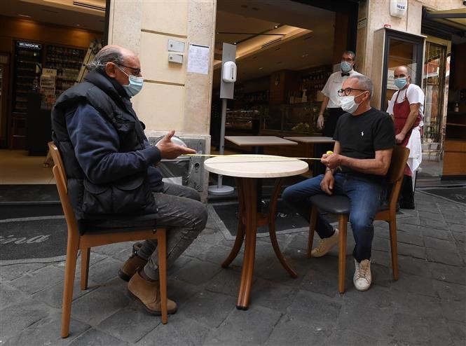 Một nhà hàng tại Rome, Italy mở cửa trở lại ngày 15/5/2020, sau hơn 2 tháng đóng cửa do dịch COVId-19. Ảnh: THX/TTXVN