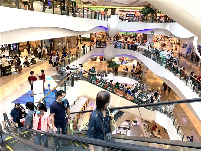 Các trung tâm mua sắm ở Thái Lan đông khách sau khi hoạt động trở lại từ ngày 17/5 trong giai đoạn 2 nới lỏng phong tỏa. Ảnh: Ngọc Quang – PV TTXVN tại Thái Lan