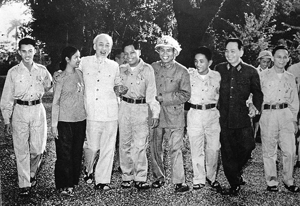 1. Bác Hồ với các anh hùng, chiến sĩ thi đua miền Nam tại Phủ Chủ tịch - tháng 11/1965. (Anh hùng Trần Dưỡng, ngoài cùng bên phải).
