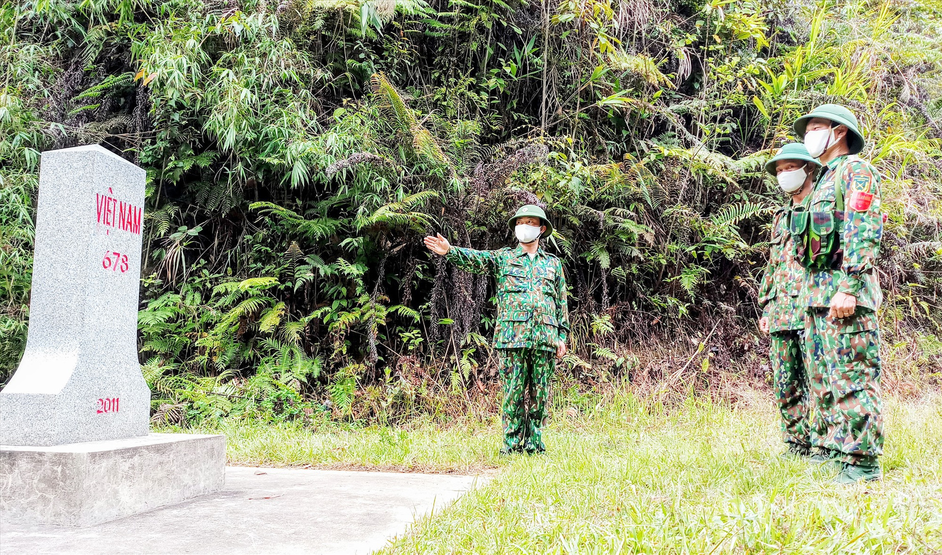 Gác lại niềm riêng, Đại úy Nguyễn Công Thuần (bên trái) cùng đồng đội miệt mài với nhiệm vụ tuần tra biên giới. Ảnh: ALĂNG NGƯỚC