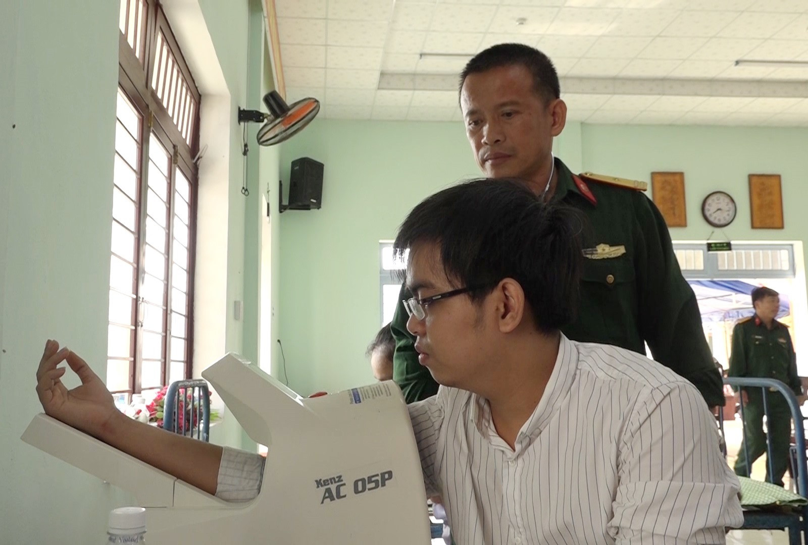 Thiếu tá Lê Văn Đào khám sức khỏe nghĩa vụ quân sự cho thanh niên năm 2020. Ảnh: V.T