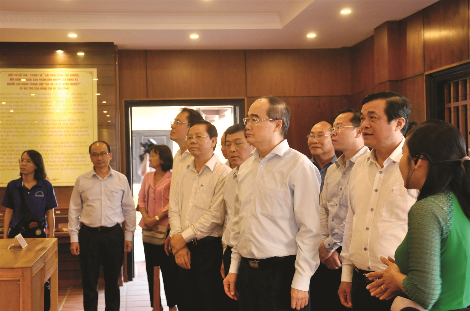 Đồng chí Nguyễn Thiện Nhân, Bí thư Thành ủy Thành phố Hồ Chí Minh thăm Nhà lưu niệm đồng chí Võ Chí Công tại Núi Thành. Ảnh: NGUYÊN ĐOAN