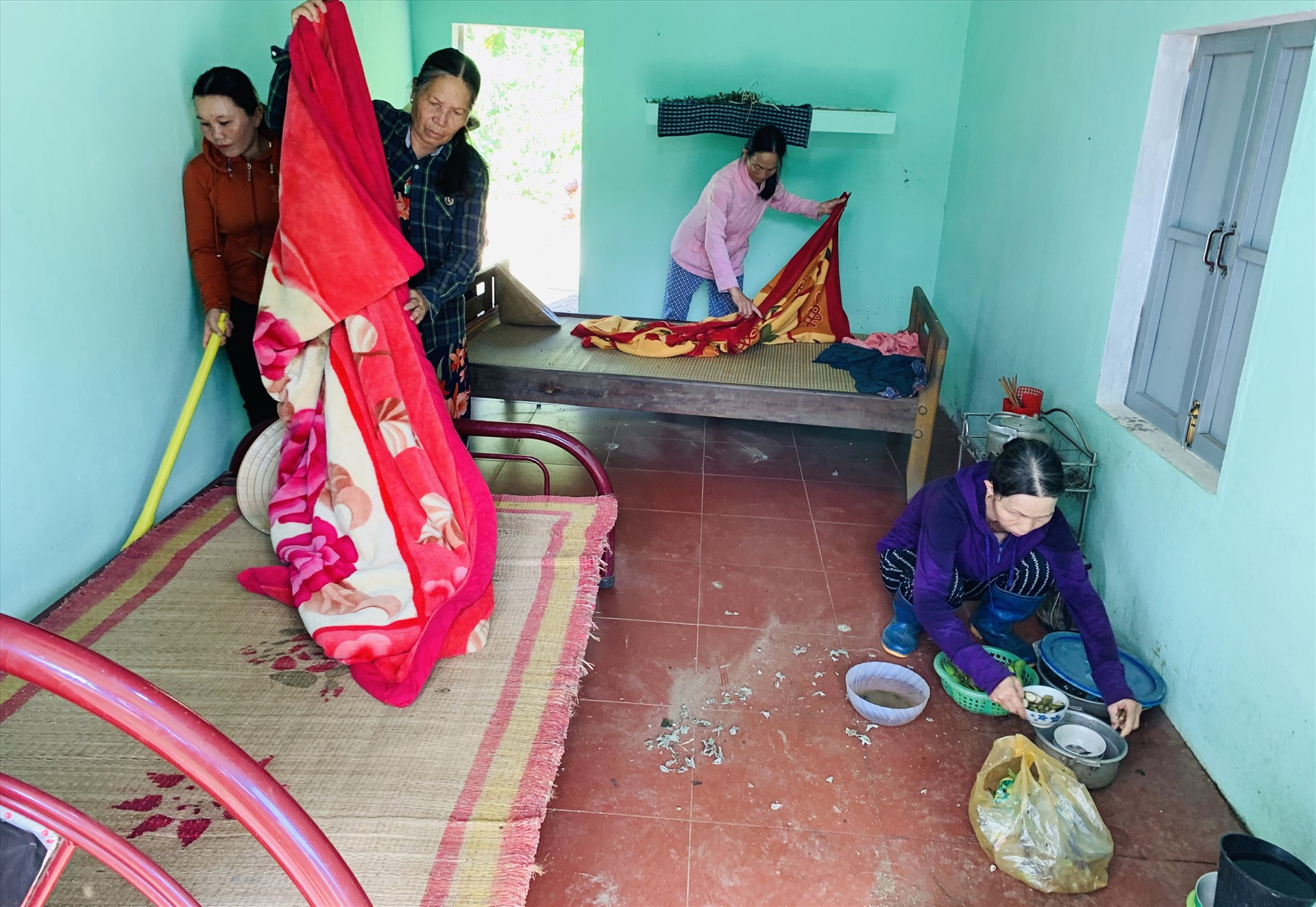 Phụ nữ tổ 8, thôn Phước Thạnh, xã Tam Thạnh vệ sinh nhà cửa cho bà Sòng. Ảnh: V.Đ