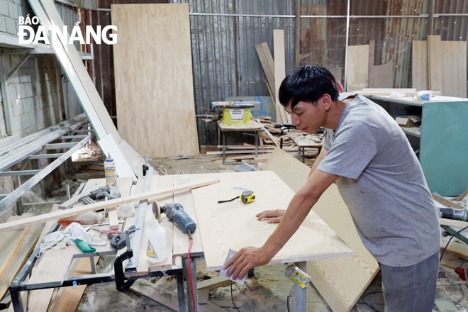 Anh Lê Tiến Điệp đang chuẩn bị cho đơn hàng nội thất tự lắp ghép - sản phẩm của Công ty TNHH Nội thất Voi Đi Ủng được người dùng đón nhận vì sự tiện lợi.Ảnh: M.QUẾ