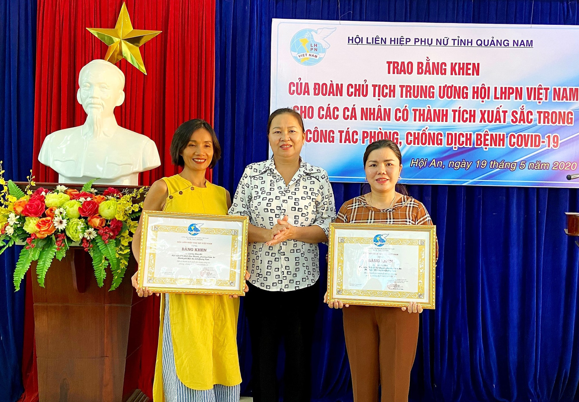 Bà Trương Thị Lộc - Chủ tịch Hội LHPN tỉnh trao bằng khen cho 2 cá nhân. Ảnh: V.A