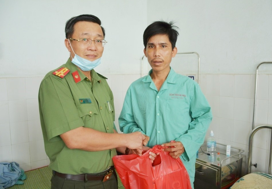 Thượng tá Nguyễn Thành Long - Phó Giám đốc Công an tỉnh trao quà động viên ông Trịnh Hồng Thu. Ảnh: C.T